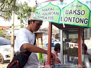 Dengar Azan, Penjual Bakso Gratis Langsung Tinggalkan Jualan