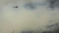 Berbagai upaya dilakukan untuk menangani persoalan kebakaran lahan di Sumatera Selatan. Beberapa diantaranya dengan water bombing, melakukan modifikasi cuaca dengan menebarkan hujan buatan di lokasi kebakaran lahan tersebut. Antara Foto/Nova Wahyudi.