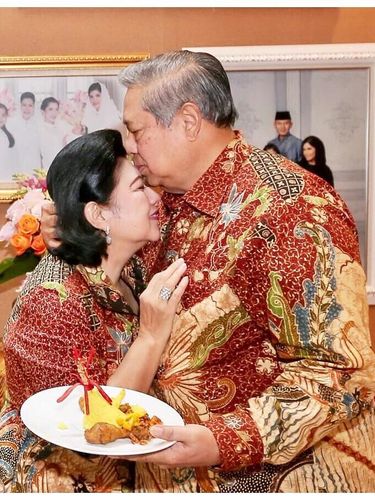SBY mencium kening Bu Ani saat sang istri berulang tahun.