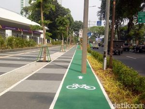 Jalur Sepeda Terhalang Tiang, Sandi: Yang Aneh Laporin Aja ke Socmed