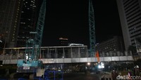 Perobohan dimulai dengan melubangi lantai jembatan sekitar pukul 20.50 WIB. Proses perobohan JPO sisi barat ini dilakukan hingga pukul 01.00 WIB.