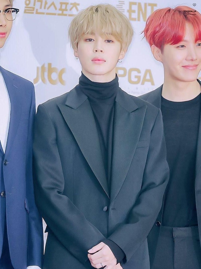 Pipi tirusnya kini jadi lebih chubby setelah ia mengubah pola makannya jadi sehat. Pipi chubby Jimin justru membuat ia terlihat menggemaskan. Foto: Dok. Koreaboo