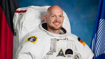 Seorang ahli geofisika asal Jerman, Alexander Gerst, pergi ke luar angkasa pada 6 Juni kemarin. Saat disana, ia berhasil memotret Bumi, Bulan, dan gerhana yang terjadi baru-baru ini. Foto: via Business Insider