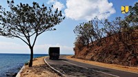 Jalan Sumbawa Besar – Dompu menghubungkan sentra produksi pertanian di Kabupaten Sumbawa Besar, Dompu dan Bima dengan Pelabuhan Badas, Sumbawa Besar. Pada Januari 2018 lalu, melalui pelabuhan ini dilakukan ekspor Jagung sebanyak 14.000 ton. Pool/Kementerian PUPR.