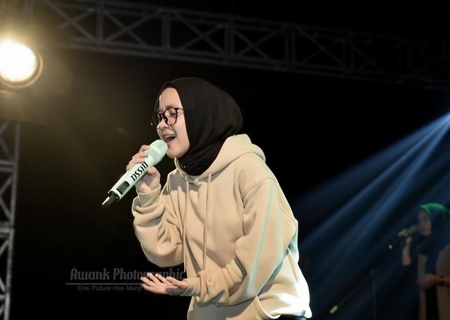 Sama-sama berhijab dan menyanyikan lagu religi, gaya Nisa Sabyan dan Annisa Rahma cukup berbeda. Tampaknya mereka punya cara yang berbeda untuk merasa nyaman saat berbusana dan tampil di atas panggung. Foto: Instagram Nissa Sabyan