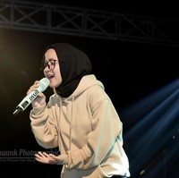 Sama-sama berhijab dan menyanyikan lagu religi, gaya Nisa Sabyan dan Annisa Rahma cukup berbeda. Tampaknya mereka punya cara yang berbeda untuk merasa nyaman saat berbusana dan tampil di atas panggung. Foto: Instagram Nissa Sabyan