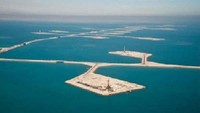 Manifa. Terletak di tenggara ladang minyak Safaniya. Manifa bisa diestimasi bisa memproduksi 13 miliar barrel minyak. Manifa adalah salah satu ladang minyak yang dioperasikan oleh Saudy Aramco.  Manifa pertama kali ditemukan pada 1957 dan mulai beroperasi pada 1964 dengan kapasitas per hari mencapai 200 ribu barel. offshore-technology.com/Istimewa.