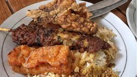 Serundeng dalam 3 rasa jadi pelengkap nasi bhuk yang unik. kalau yang ini ada sambal goreng kerecek, sate dan tauge pendek. Sedap banget. Foto: Instagram @ koh_aming