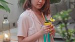 Intip Pose Manis Vokalis Geisha, Regina Poetiray Saat Cicip Minuman
