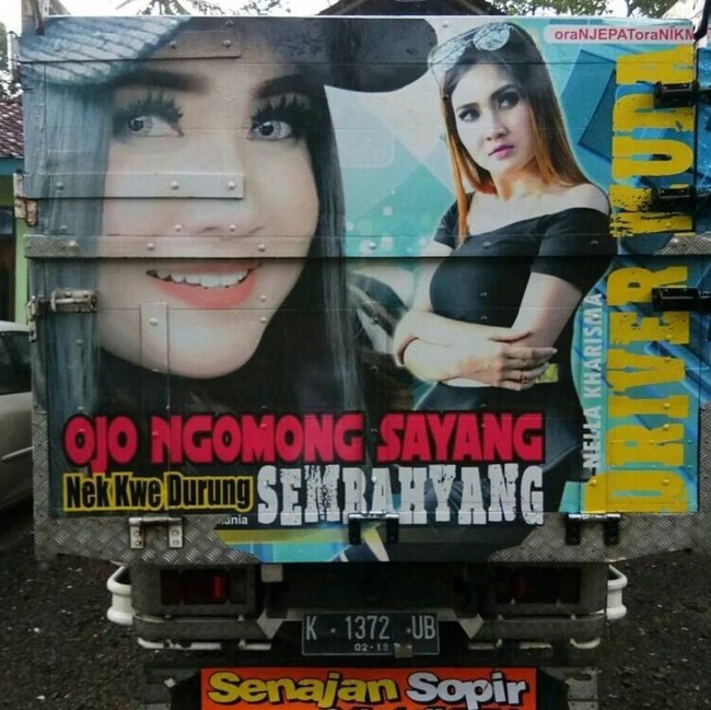 Ada pesan dari pedangdut Nella Karisma nih, katanya jangan ngomong sayang kalau kamu belum sembahyang atau beribadah. Foto: Instagram @bokongtruk.id