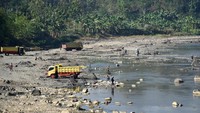 Warga menambang pasir di Sungai Lukulo yang mengalami penyusutan debit air di Karangsambung, Kabupaten Kebumen, Jawa Tengah. Memasuki kemarau, debit air sungai terbesar dan terpanjang di Kabupaten Kebumen itu menyusut drastis dan sebagian warga memanfaatkan kondisi tersebut untuk menambang pasir dan mencuci baju maupun kendaraan mereka. Antara Foto/Aditya Pradana Putra.
