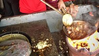 Selain kulineran, Bepe selalu tertarik mencoba meracik sendiri setiap makanan legendaris yang ia santap. Seperti tengkleng salah satunya. Foto: Instagram @thenekatchef