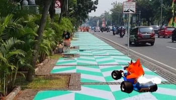 Netizen pun langsung mengedit foto tersebut dengan menambahkan karakter Crash Bandicoot di atas trotoar. Foto: Twitter/catuaries