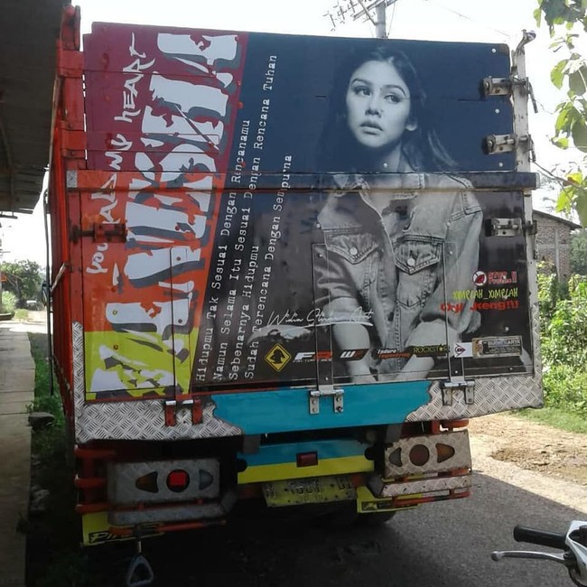 Hidupmu tak sesuai dengan rencanamu. Namun, selama itu sesuai dengan rencana Tuhan sebenarnya hidupmu sudah terencana dengan sempurna kalimat bijak di belakang truk yang dilengkapi dengan foto Vanesha Priscilla. Foto: Instagram @markusmoa12