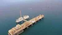 Upper Zakum. Ladang minyak ini terletak di 84 kilometer barat daya Abu Dhabi, Uni Emirat Arab. Upper Zakum merupakan ladang minyak terbesar di dunia. Blok minyak ini bisa memproduksi 21 miliar barrel. Upper Zakum ditemuka pada 1963 dan mulai beroperasi pada 1967. Ladang ini dimiliki oleh Zakum Development Company (ZADCO) yang merupakan perusahaan joint venture Abu Dhabi National Oil Company (ADNOC-60%), ExxonMobil (28%) dan Japan Oil Development Company (JODCO-12%). offshore-technology.com/Istimewa.