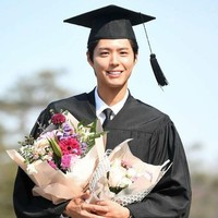 Di 2018 berat badan Park Bo Gum tampaknya sedikit naik karena tak terlihat lagi pipi tirus di wajahnya. Tapi fans justru lebih suka penampilannya yang sekarang. Foto: Dok. Koreaboo