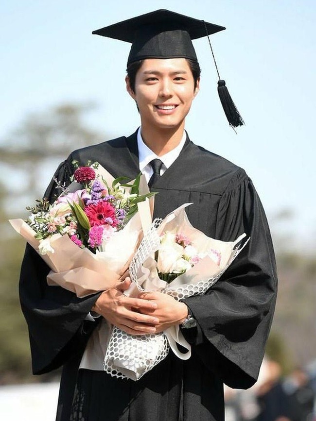 Di 2018 berat badan Park Bo Gum tampaknya sedikit naik karena tak terlihat lagi pipi tirus di wajahnya. Tapi fans justru lebih suka penampilannya yang sekarang. Foto: Dok. Koreaboo