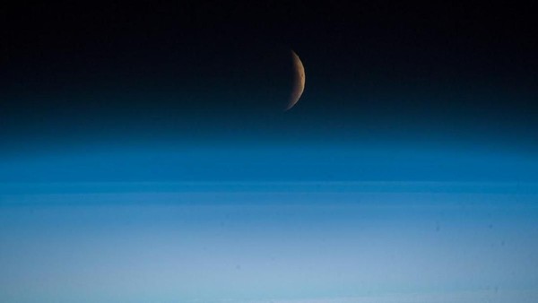 Penampakan Gerhana Bulan dari Luar Angkasa