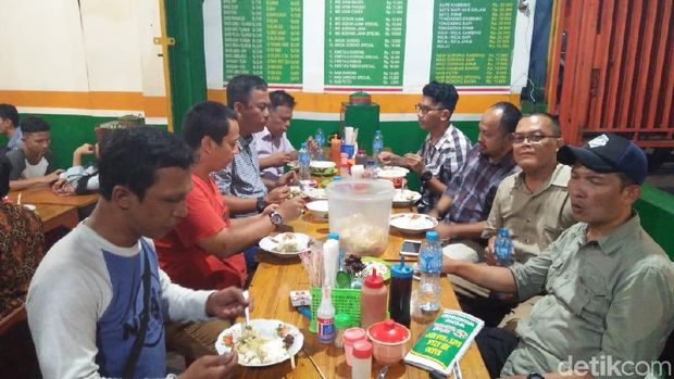 Uji Bau, Ketua DPRD DKI Makan Tongseng di Pinggir Kali Item