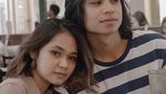 Intip Pose Manis Vokalis Geisha, Regina Poetiray Saat Cicip Minuman