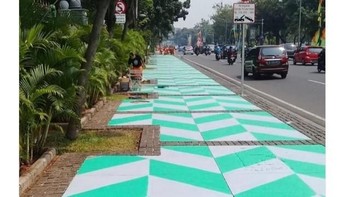 Trotoar di kawasan Jalan Medan Merdeka yang baru saja dicat disebut mirip dengan trek pada game Crash Bandicoot. Foto: Twitter/perempatanOB