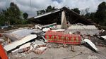 Penampakan Rumah yang Rata dengan Tanah Akibat Gempa di Lombok