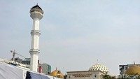 Sejumlah kerusakan melanda area publik ini yang letaknya di halaman Masjid Raya Bandung, Jalan Asia Afrika.