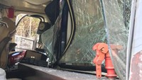 Kecelakaan terjadi saat sebuah kereta wisata menabrak bagian belakang kereta wisata lainnya. Tampak kerusakan terlihat dibagian depan kendali kereta wisata tersebut. Scott Donald Haldane/via Reuters.