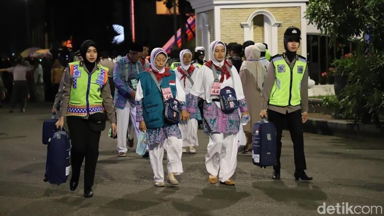 Dari Jualan Lontong Tahu Nenek Sukartini Bisa Naik Haji Dari Jualan Lontong Tahu Nenek Sukartini Bisa Naik Haji
