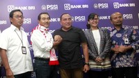 Turut hadir dalam acara tersebut Komisaris Utama Bank BRI Andrinof A. Chaniago, Direktur Hubungan Kelembagaan Bank BRI Sis Apik Wijayanto, dan Sekretaris Jenderal PSSI Ratu Tisha Destria. Bank BRI resmi menjadi Official Banking Sponsor PSSI yang akan membantu layanan pengelolaan keuangan PSSI serta mendukung penuh kegiatan latihan dan pertandingan Tim Nasional mulai dari U-16, U-19, U-23, hingga Timnas Senior. Foto: dok. BRI