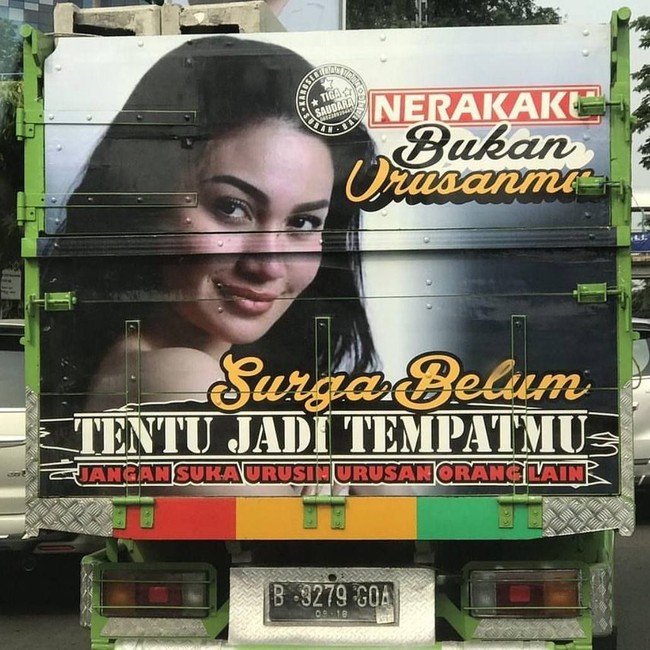 Lukisan Ariel Tatum tersenyum manis yang berpesan jangan suka ngurusin hidup orang lain. Foto: Instagram @bokongtruk.id