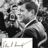 Presiden ke-35 Amerika Serikat John F. Kennedy memiliki tanda tangan seharga 7.950 pound sterling atau sekitar Rp 150 juta. Foto: Dok. Telegraph