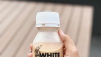 Mampir ke 7 Speed Coffee di Kemang ada es kopi susu bernama White Fuel. Dikemas dalam botol bening seharga Rp 20.000. Kopi susunya agak manis dengan rasa dominan susu yang enak. Foto: Instagram 7speedcoffee