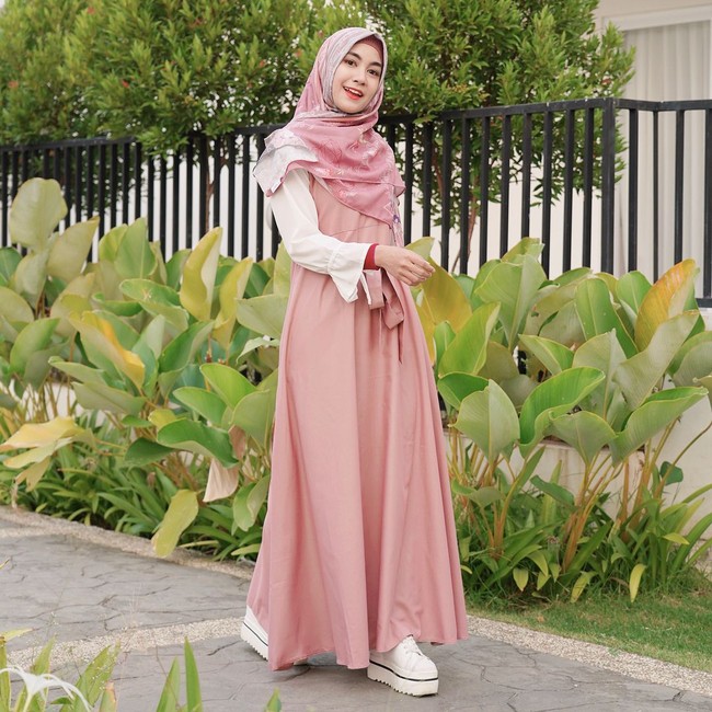 Setelah keluar dari girlband Cherrybelle, Anisa mantap berhijab. Kini, ia tetap aktif menyanyi dan meluncurkan single Islami berjudul Taaruf. Tampilannya pun semakin syari. Foto: Instagram Anisa Rahma