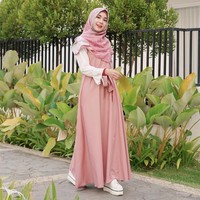 Setelah keluar dari girlband Cherrybelle, Anisa mantap berhijab. Kini, ia tetap aktif menyanyi dan meluncurkan single Islami berjudul Taaruf. Tampilannya pun semakin syari. Foto: Instagram Anisa Rahma