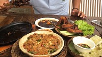 Ada sate kambing hotplate, ayam goreng, tempe mendoan, dan lalapan segar yang jadi menu makan siang mantap milik Bepe. Foto: Instagram @thenekatchef