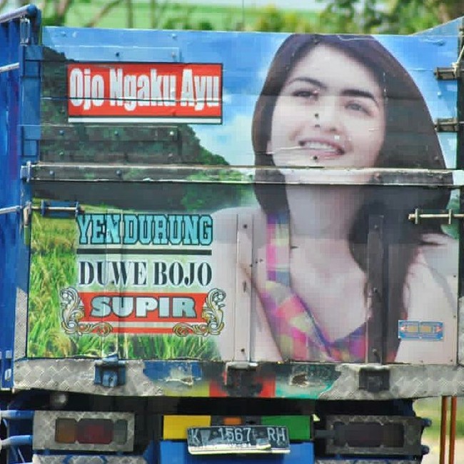 Saat lukisan artis FTV Kadek Devi ada di belakang truk. Jangan ngaku cantik, jika belum punya suami supir Foto: Instagram @bokongtruk.id