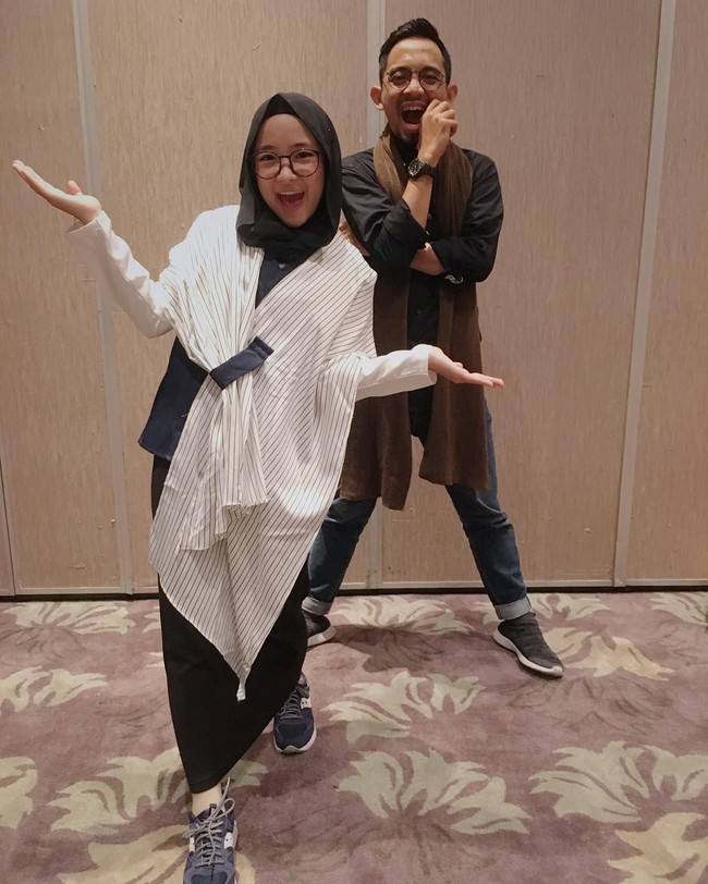 Nisa Sabyan senang tampil kasual. Meski harus tampil di acara pernikahan, ia tetap memilih busana yang kasual seperti tunik polos, kaos, dan sneakers. Foto: Instagram Nissa Sabyan