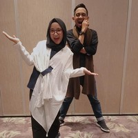 Nisa Sabyan senang tampil kasual. Meski harus tampil di acara pernikahan, ia tetap memilih busana yang kasual seperti tunik polos, kaos, dan sneakers. Foto: Instagram Nissa Sabyan