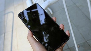 Bodi belakangnya berbalut lapisan kaca. Foto: Sina Mobile