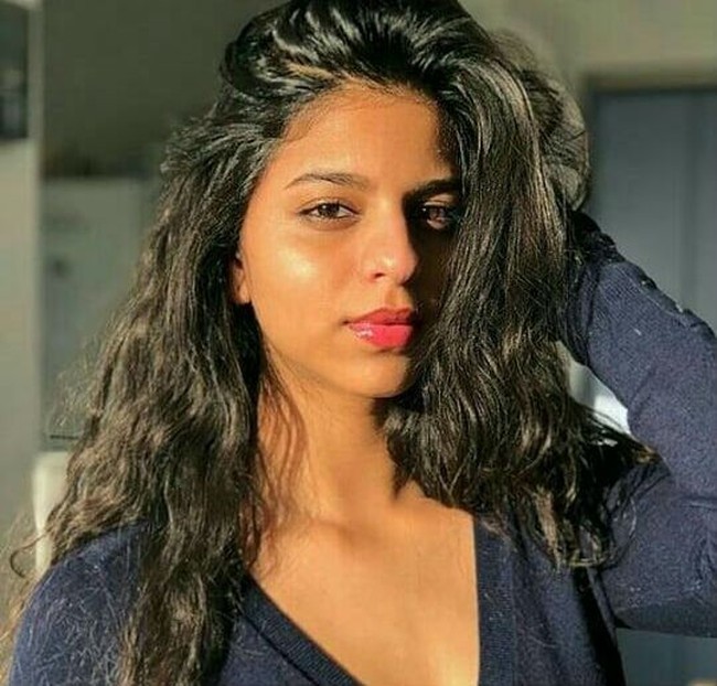 Suhana Khan mengungkapkan kepada Vogue bagaimana beratnya menjadi anak orang terkenal seperti Shah Rukh Khan di era media sosial ini. “Ada banyak sekali orang mengomentari aku. Mereka tidak tahu aku, mereka tidak tahu apa yang mereka bicarakan, tapi mereka terus saja berkomentar. Dan itu bisa mengacaukan kepercayaan dirimu. Aku meyakinkan diriku sendiri bahwa haters memang ada untuk membenci. Tapi sejujurnya aku tidak bisa bilang bahwa aku tidak sedih dengan itu (komentar haters). Itu sangat mengganggu. Tapi aku selalu meyakinkan diriku bahwa orang lain punya masalah yang lebih berat,” ucapnya panjang lebar. Foto: Instagram