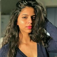 Suhana Khan mengungkapkan kepada Vogue bagaimana beratnya menjadi anak orang terkenal seperti Shah Rukh Khan di era media sosial ini. “Ada banyak sekali orang mengomentari aku. Mereka tidak tahu aku, mereka tidak tahu apa yang mereka bicarakan, tapi mereka terus saja berkomentar. Dan itu bisa mengacaukan kepercayaan dirimu. Aku meyakinkan diriku sendiri bahwa haters memang ada untuk membenci. Tapi sejujurnya aku tidak bisa bilang bahwa aku tidak sedih dengan itu (komentar haters). Itu sangat mengganggu. Tapi aku selalu meyakinkan diriku bahwa orang lain punya masalah yang lebih berat,” ucapnya panjang lebar. Foto: Instagram
