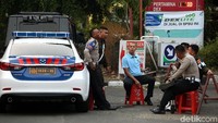 Polisi juga disiagakan di sekitar rumah sakit.