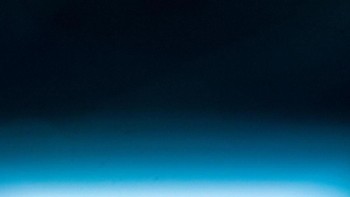 Bulan sepenuhnya ditutupi bayangan Bumi selama 1 jam 43 menit. Berikut adalah foto ketika bayangan sudah bergerak sebagian. Foto: via Business Insider