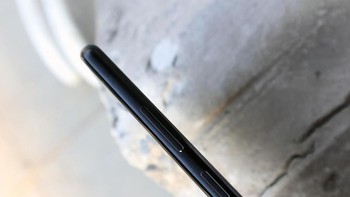 Honor menyediakan dua pilihan ruang penyimpanan internal, yakni 64 GB dan 128 GB. Foto: Sina Mobile