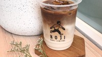 Bernama Koji alias Kopi Jinjing, Kopi Koji punya Es Kopi Susu Koji seharga Rp 18.000. Diracik dari susu, espresso dan gula Koji. Yang juga patut dicicip adalah Pink Berry Latte dengan susu, espresso dan strawberry Koji. Foto: Instagram koji.kopi  