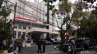 Pintu masuk rumah sakit juga dijaga.