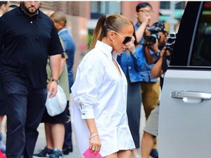 Penampilan Seksi Jennifer Lopez Pakai Kemeja Tanpa Celana