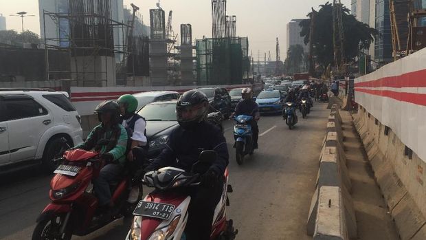 Ganjil genap di Jalan MT Haryono.