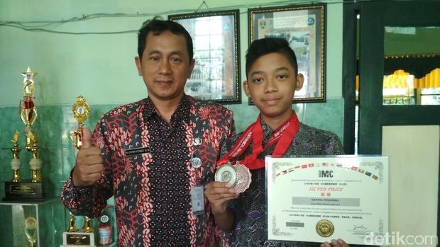 Khansa Wirandra bersama Kepala Sekolah SMPN 1 Magelang, Nur Wiyono.